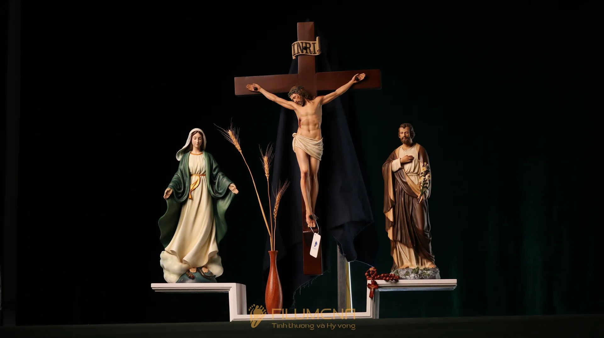 Bàn thờ Chúa bằng gỗ 1 kệ 2 cánh mã BT4