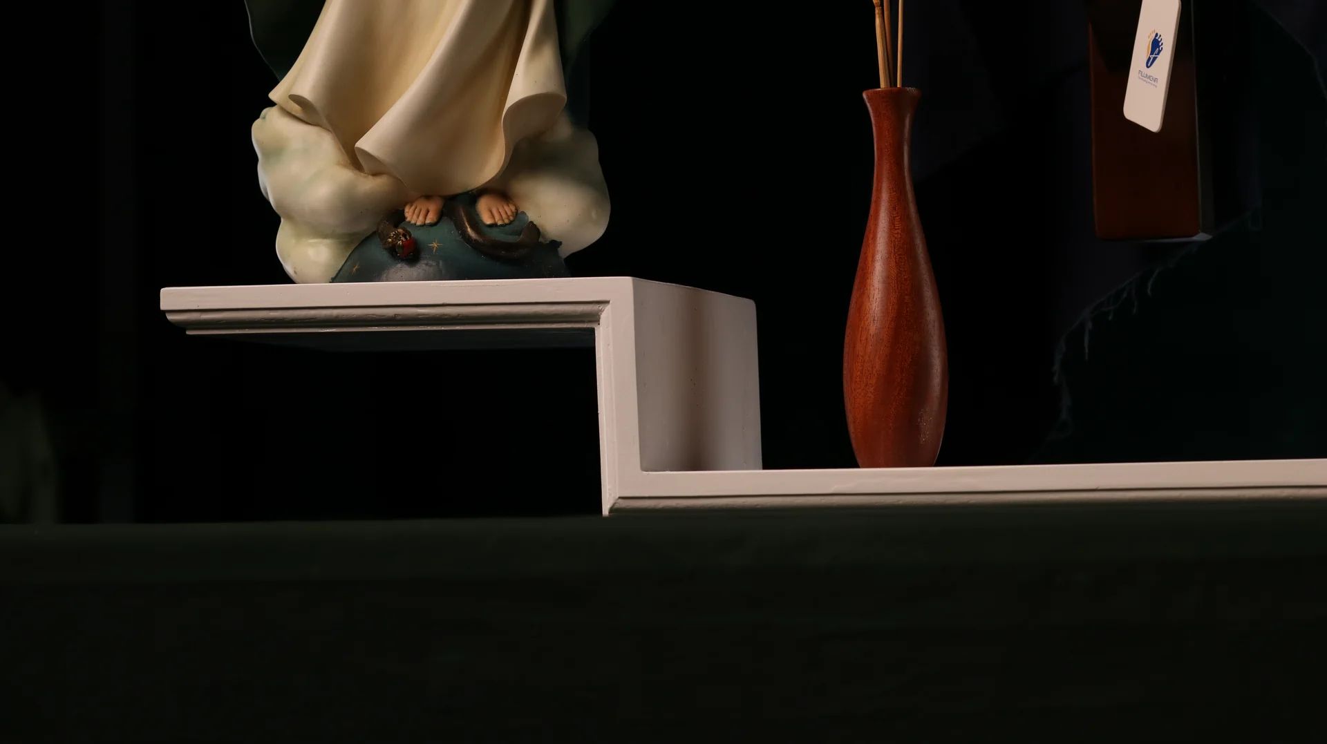 Bàn thờ Chúa bằng gỗ 1 kệ 2 cánh mã BT4