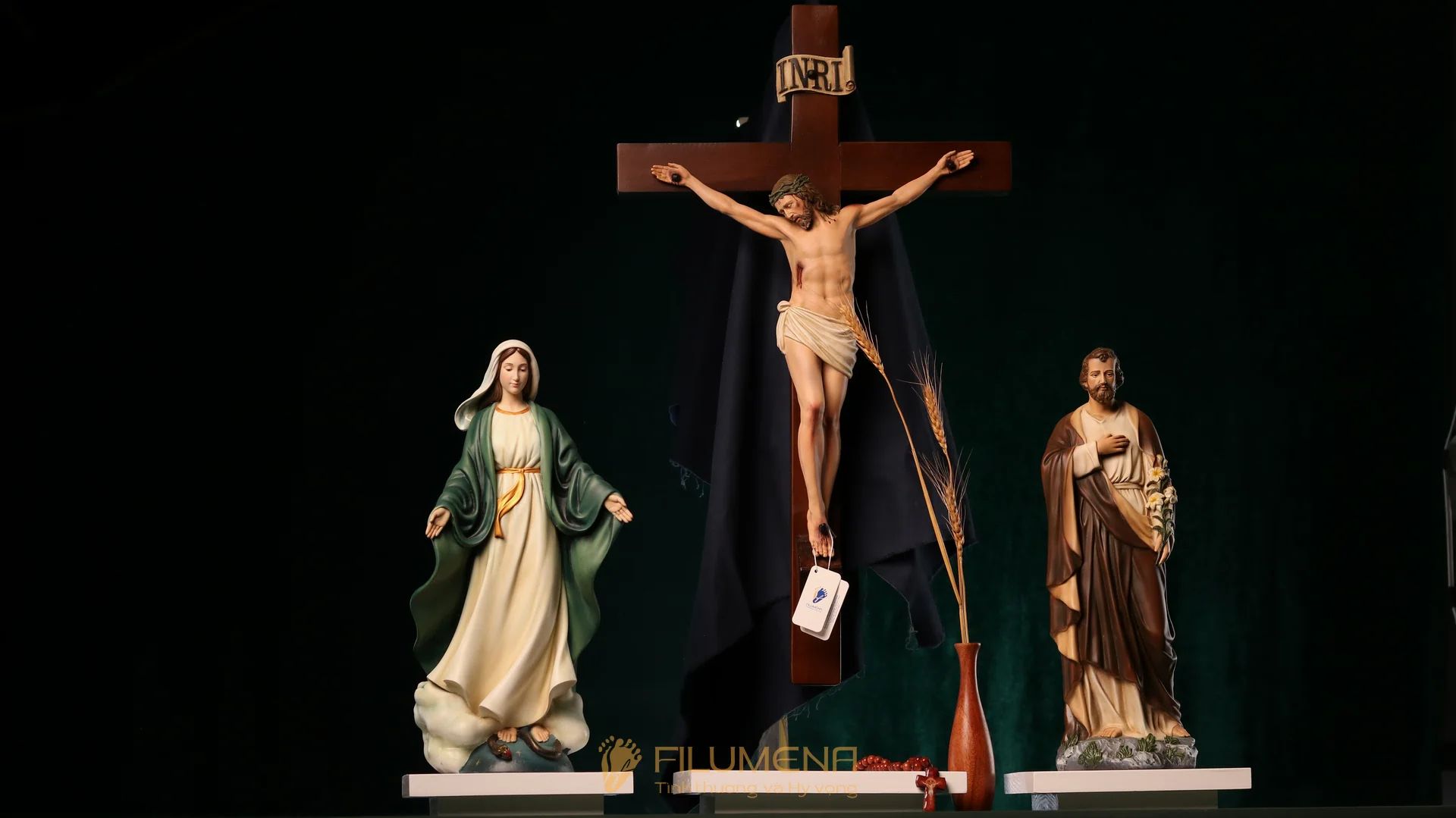 Những điểm dễ nhận ra vẽ tay: gương mặt, ánh mắt, môi, bàn tay, nếp áo và sắc độ chuyển nhẹ.