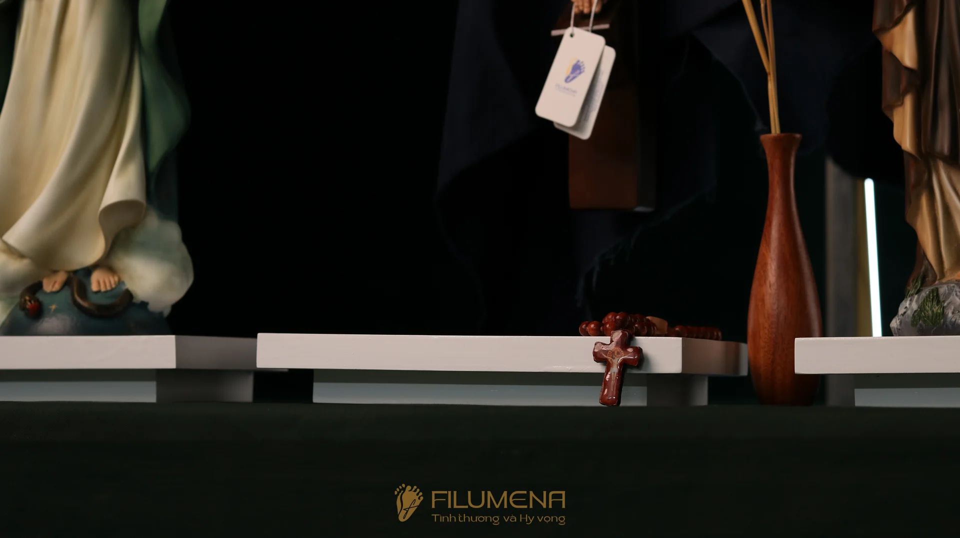 Bàn thờ Công giáo bằng gỗ 3 kệ 2 tầng màu trắng BT2