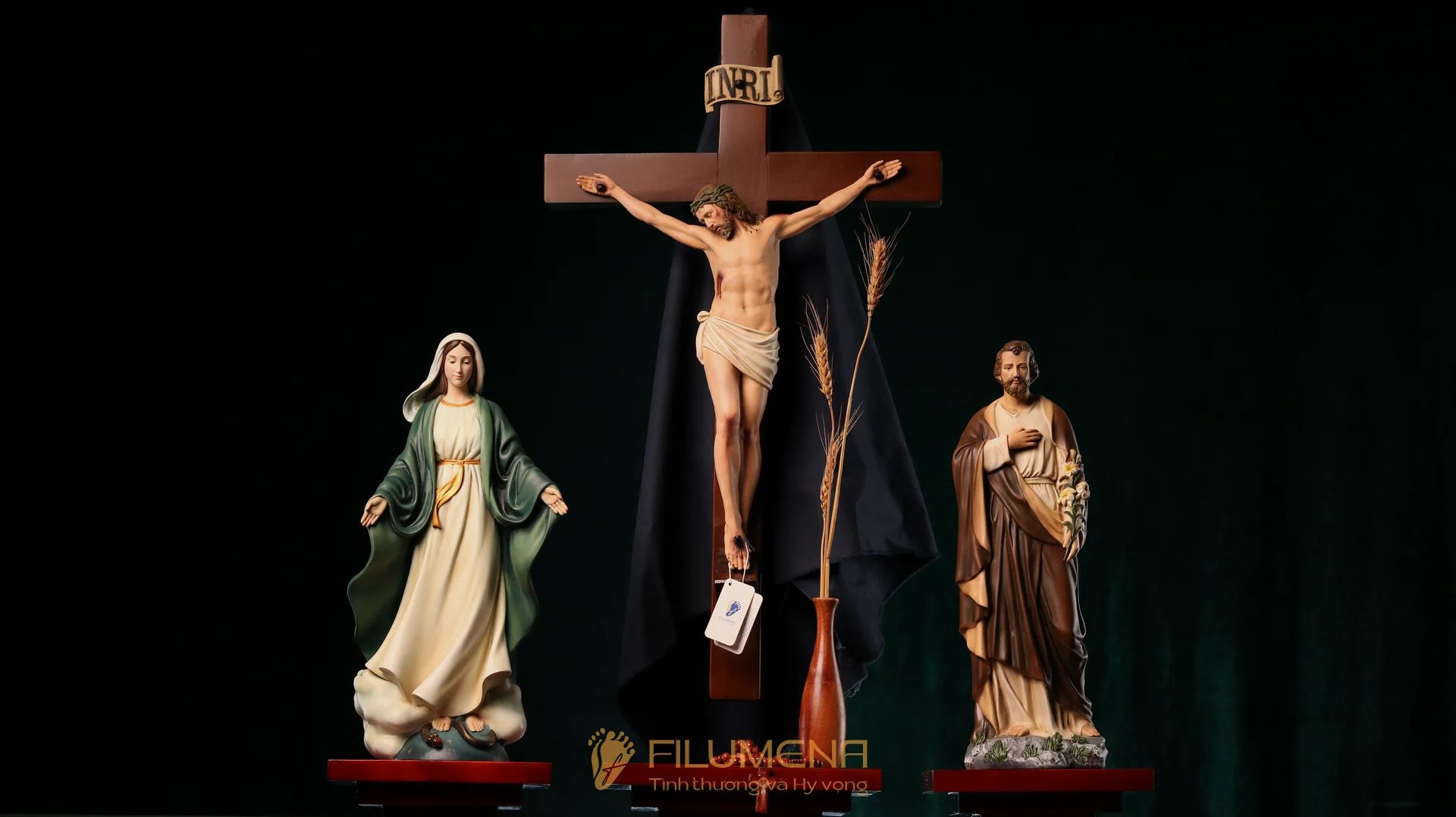 Bàn thờ Chúa bằng gỗ 3 kệ 3 tầng màu nâu sẫm ánh đỏ BT1