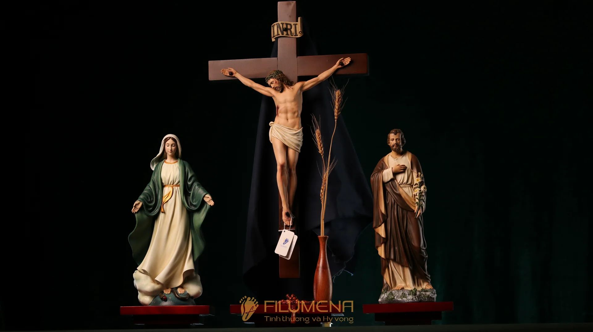 Bàn thờ Chúa bằng gỗ 3 kệ 3 tầng màu nâu sẫm ánh đỏ BT1