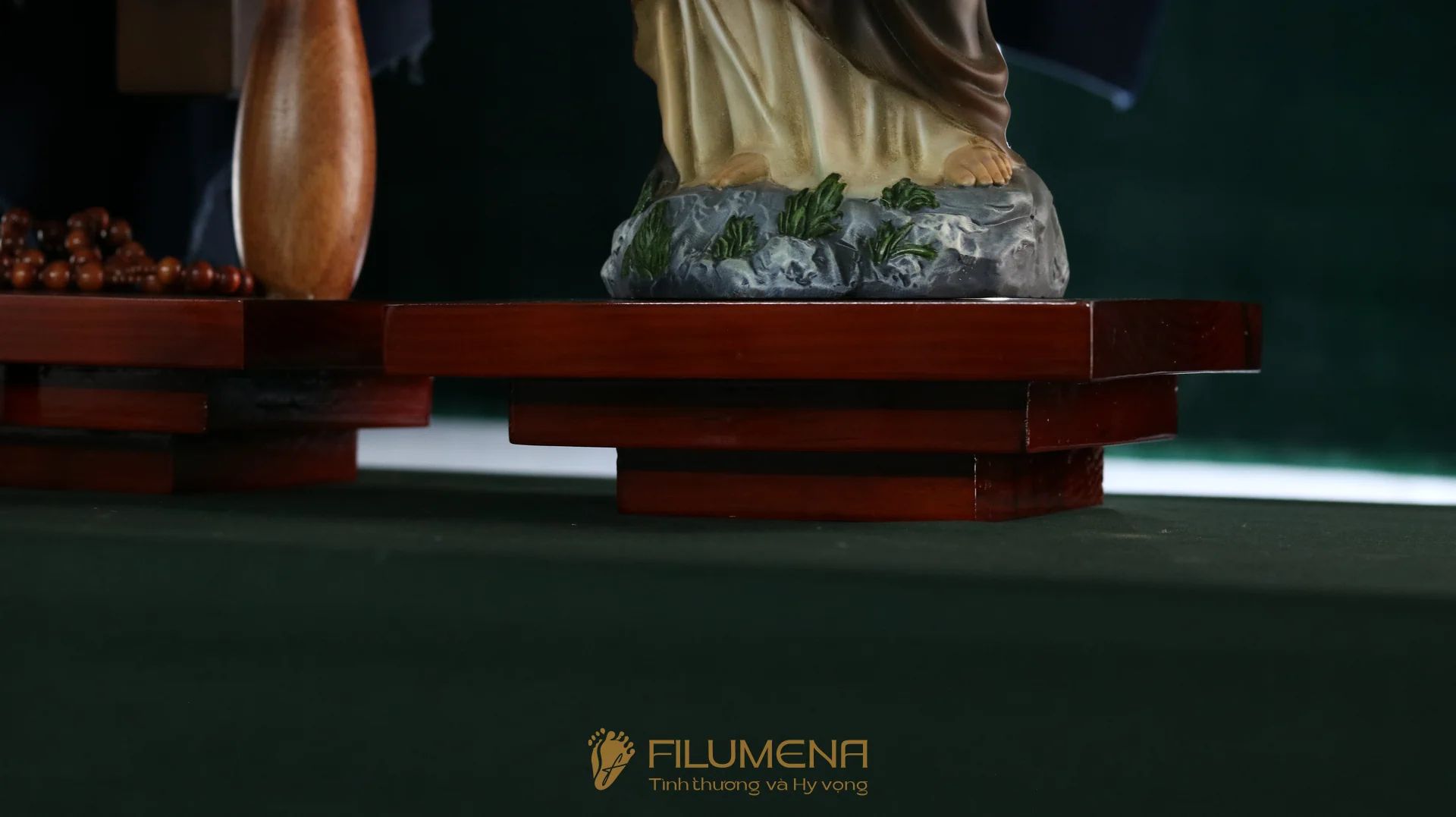 Bàn thờ Chúa bằng gỗ 3 kệ 3 tầng màu nâu sẫm ánh đỏ BT1