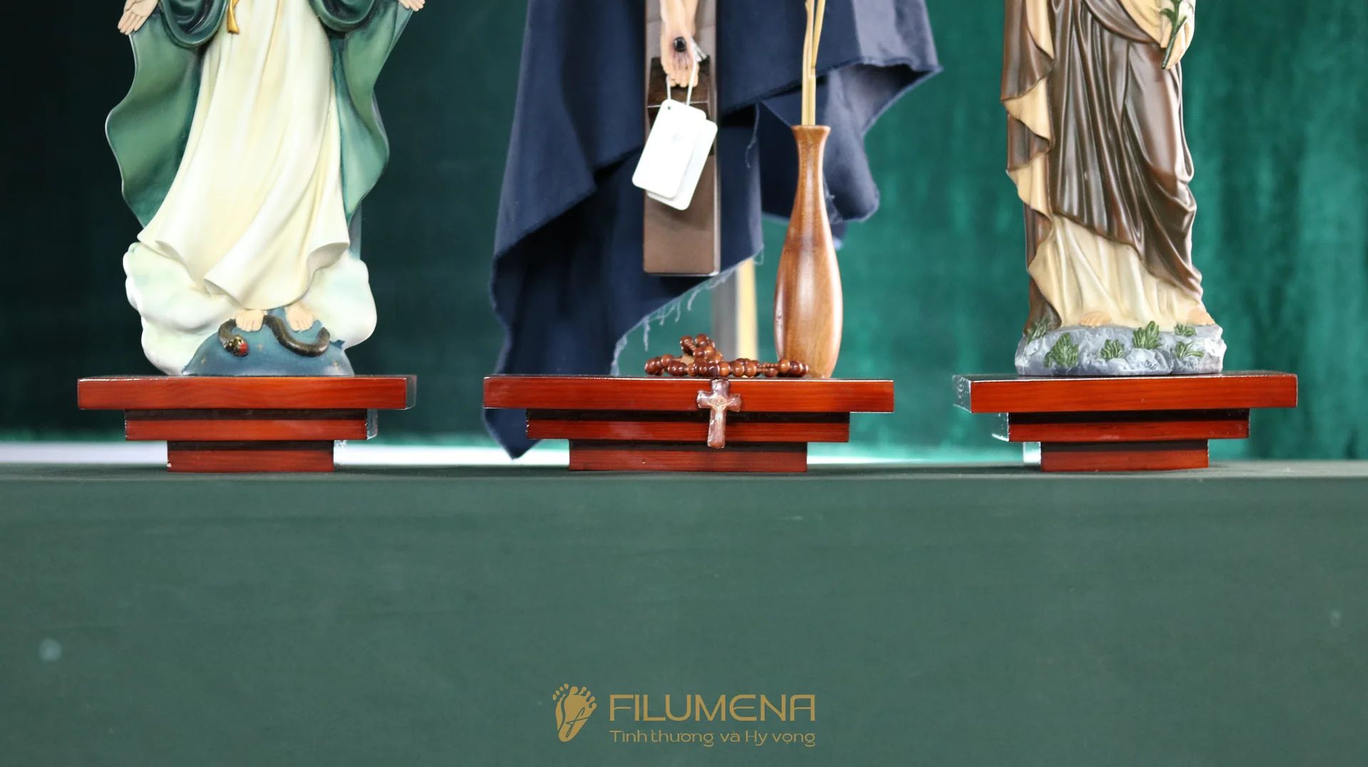 Bàn thờ Chúa bằng gỗ 3 kệ 3 tầng màu nâu sẫm ánh đỏ BT1