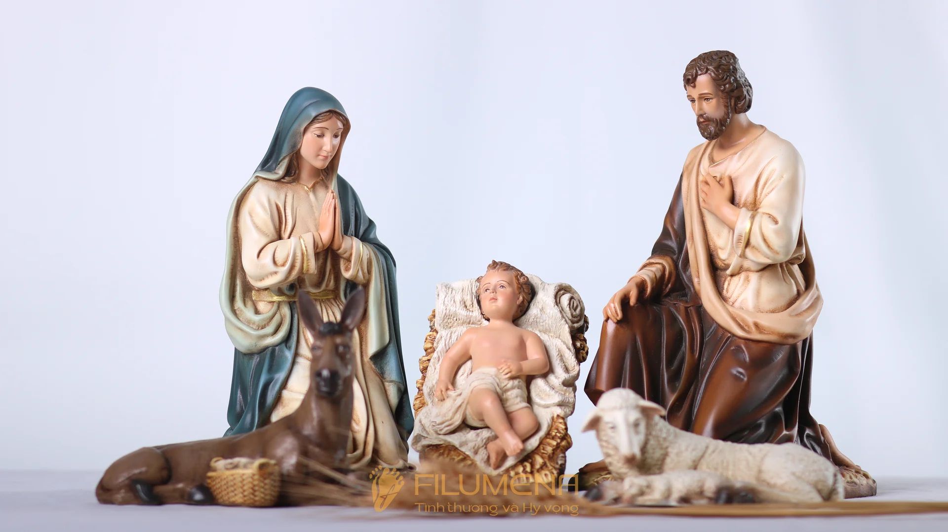 Bộ tượng Giáng sinh 20 cm 5 nhân vật tông màu sáng cổ điển