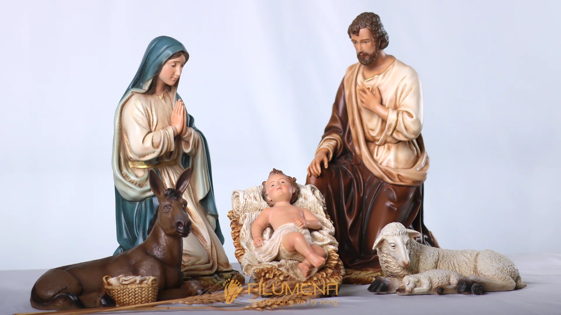 Bộ tượng Giáng sinh 30 cm 5 nhân vật tông màu sáng cổ điển