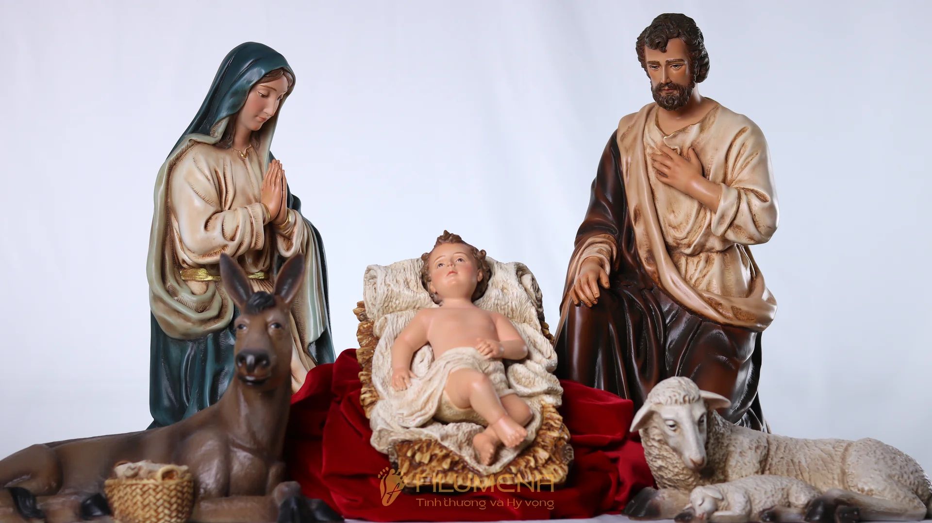 Tác phẩm có bản quyền thường minh bạch về mẫu gốc, tác giả, quy trình sáng tác và tiêu chuẩn chất lượng.