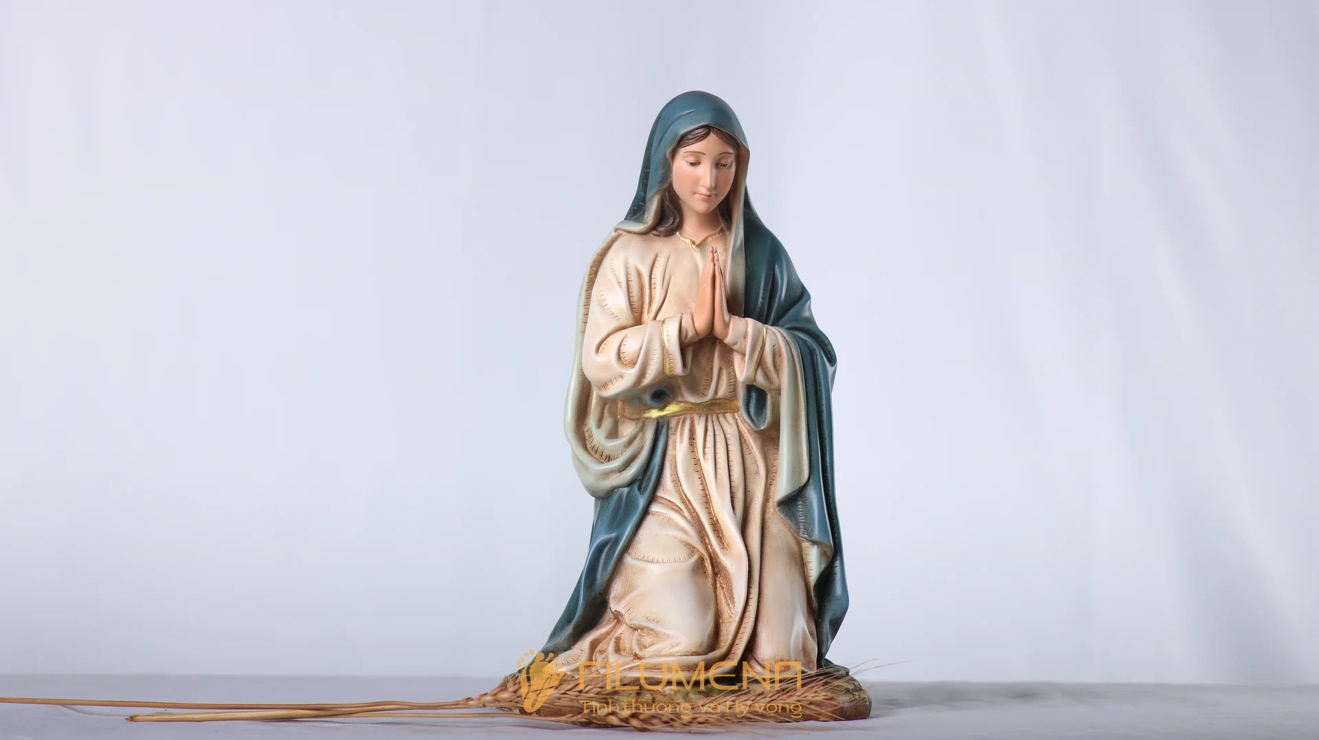 Bộ tượng Giáng sinh 30 cm 5 nhân vật tông màu sáng cổ điển