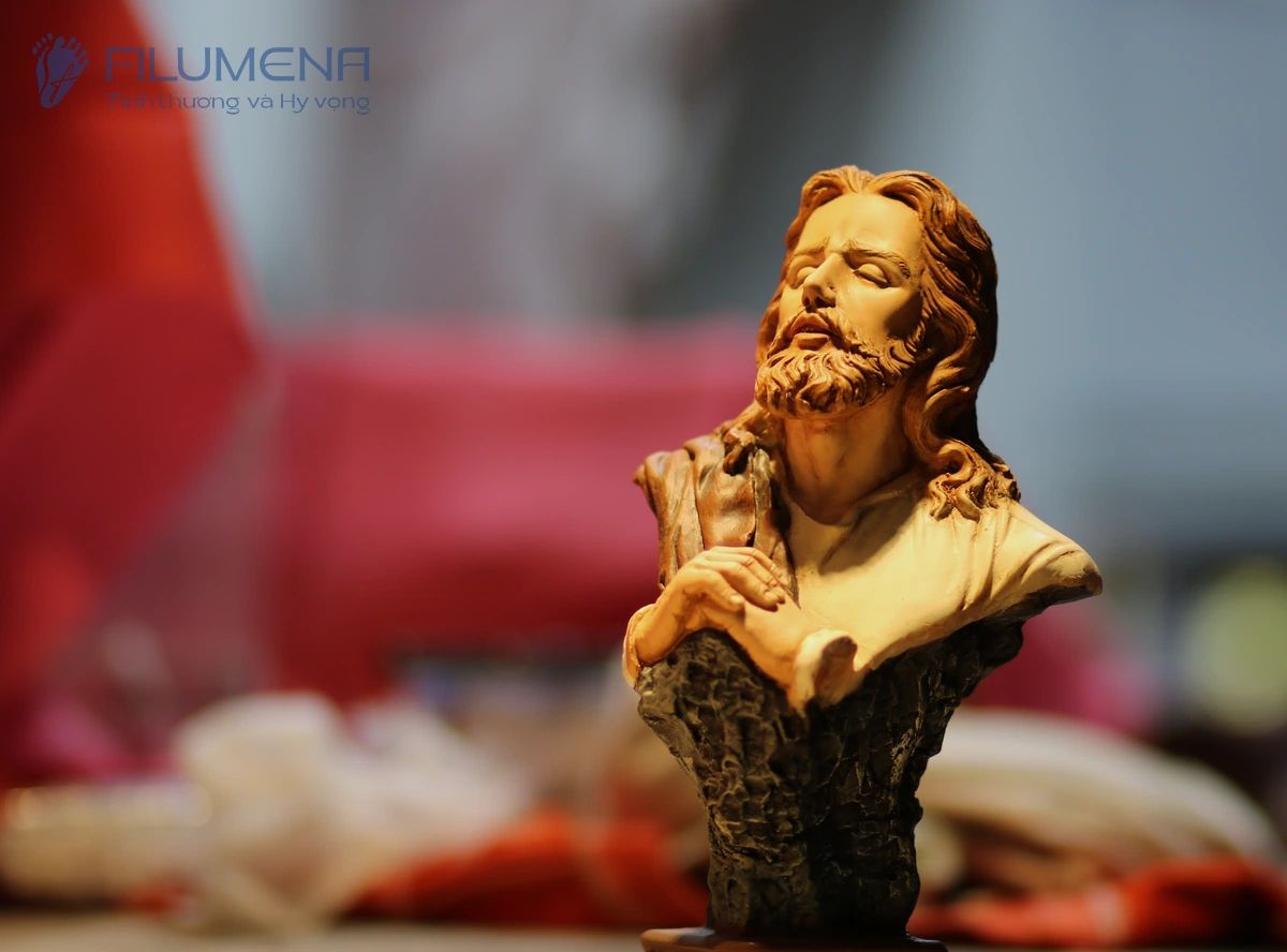 Những điểm dễ nhận ra vẽ tay: gương mặt, ánh mắt, môi, bàn tay, nếp áo và sắc độ chuyển nhẹ.