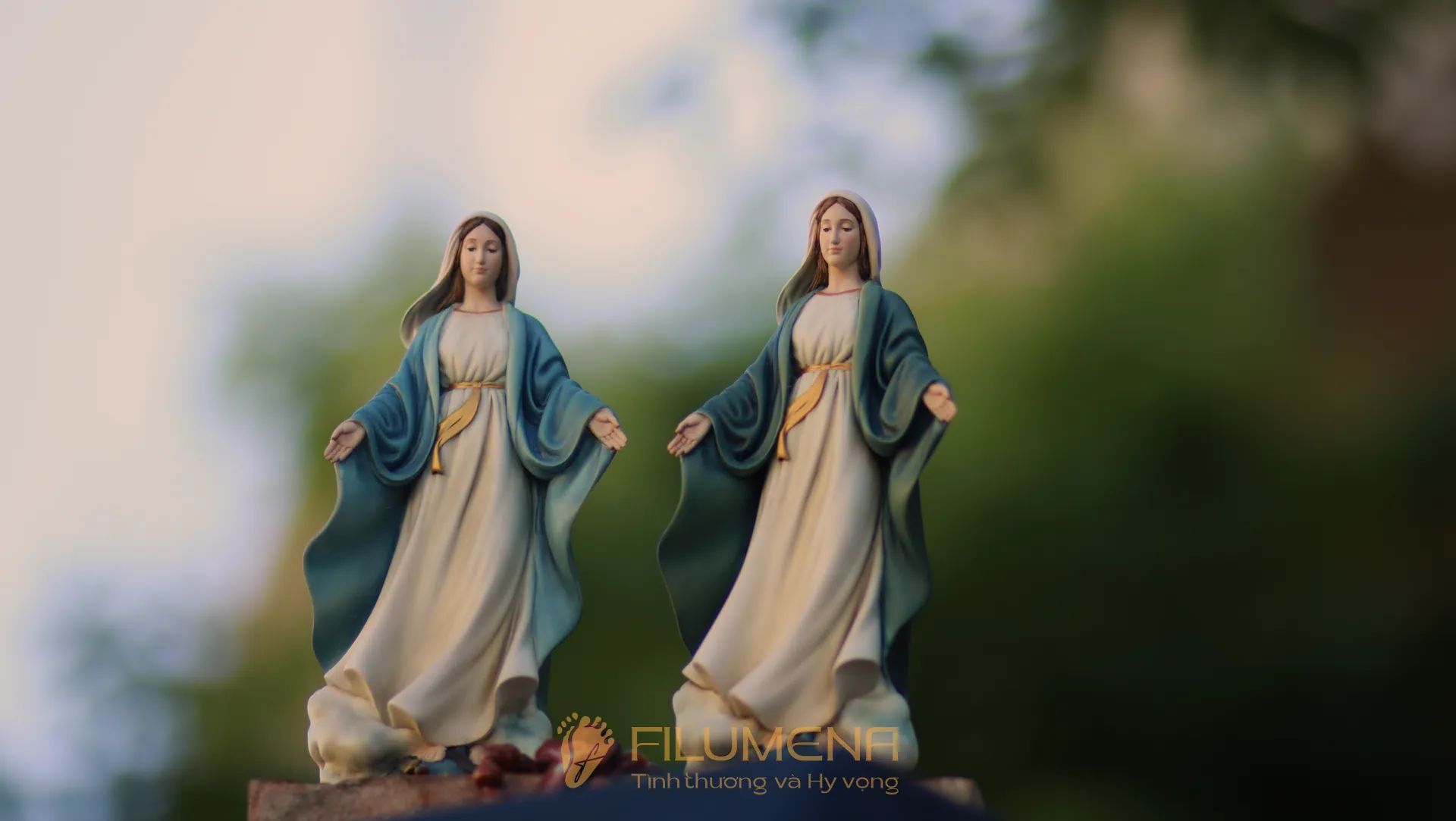 Tượng Đức Mẹ Ban Ơn cao 15 cm, 20 cm màu xanh ô-liu M2