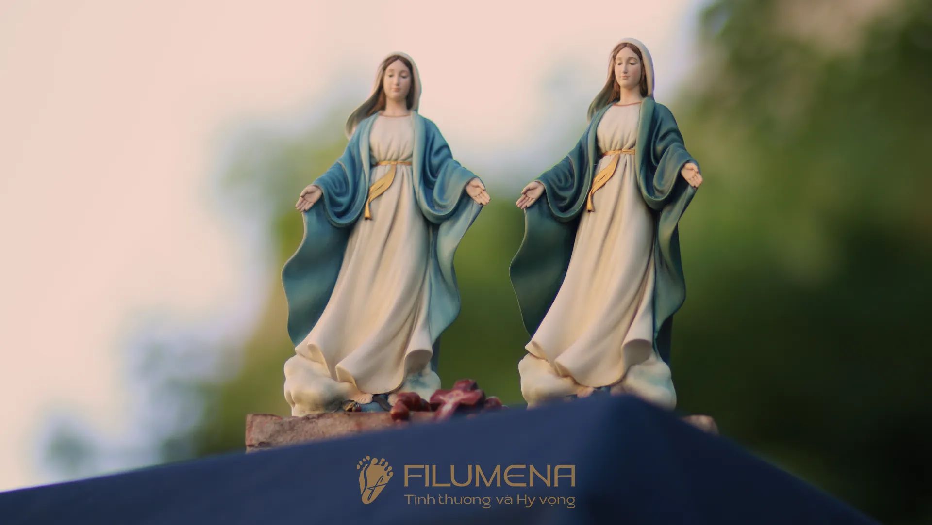 Tượng Đức Mẹ Ban Ơn cao 15 cm, 20 cm màu xanh ô-liu M2