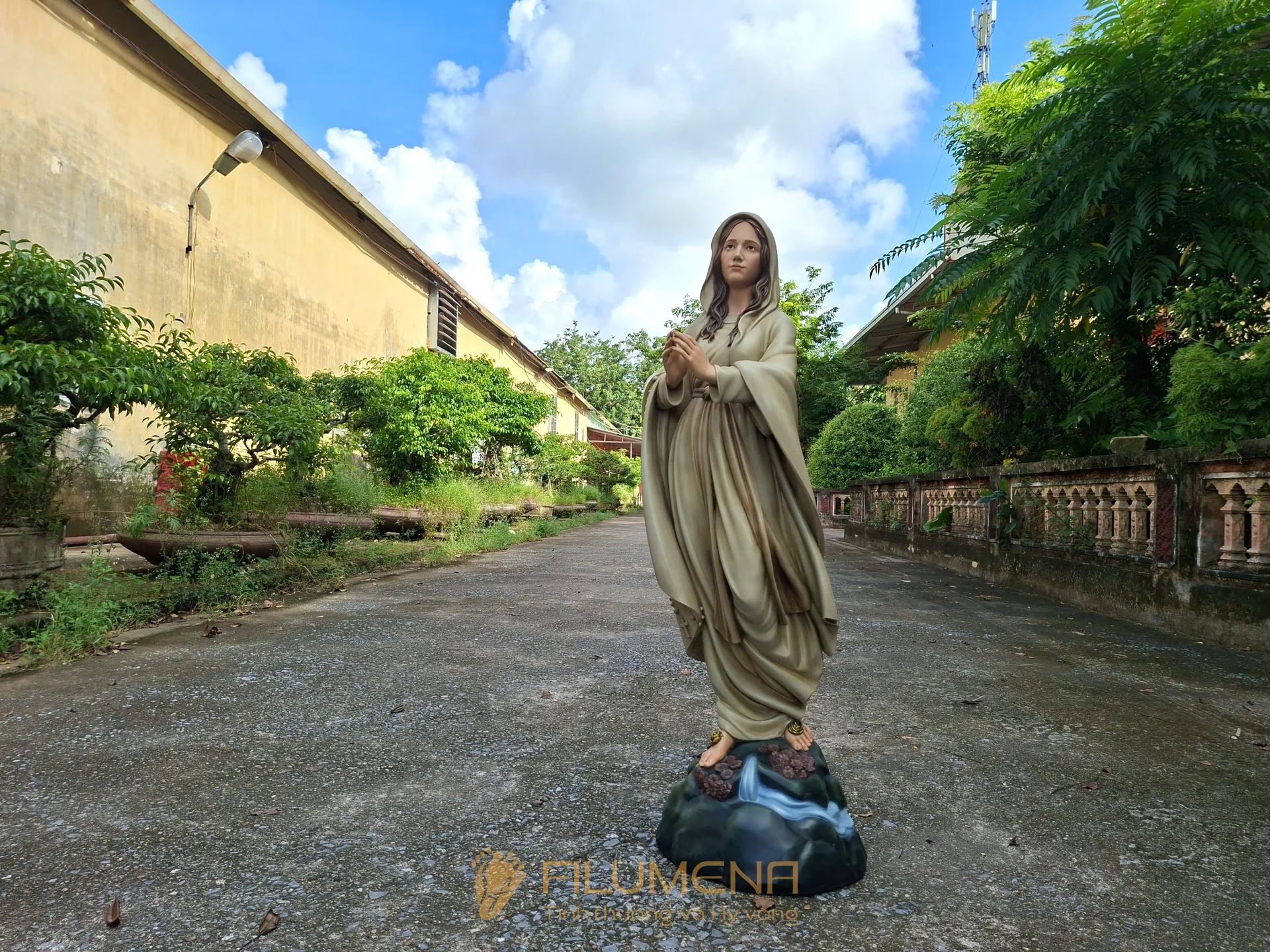 Tượng Đức Mẹ Lộ Đức cao 110 cm màu vàng cát