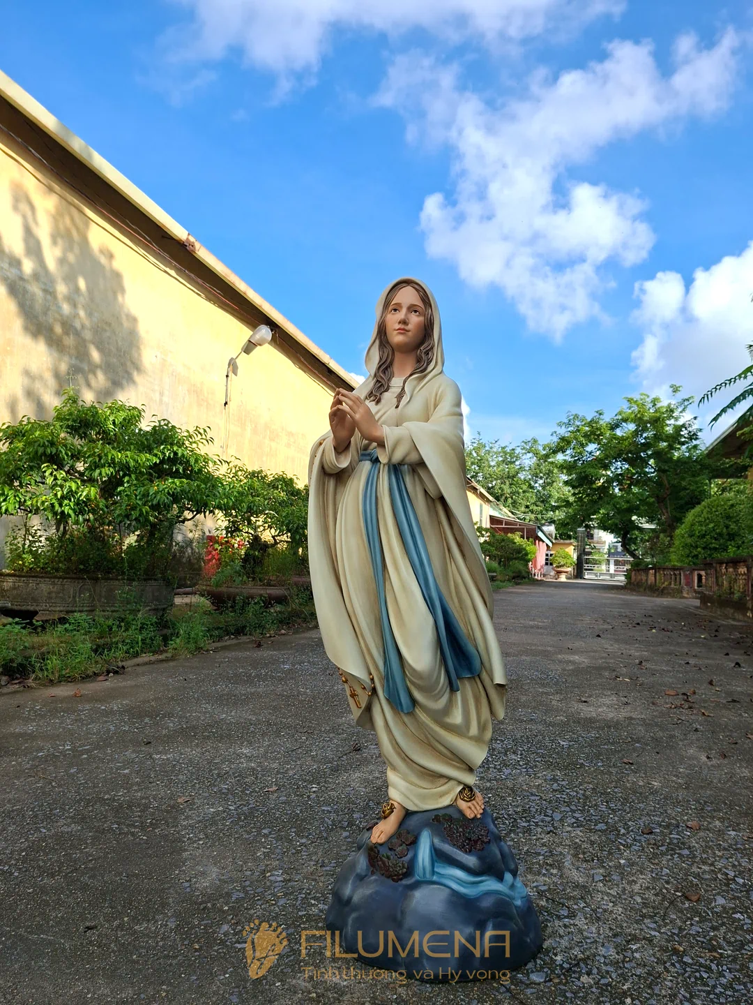 Tượng Đức Mẹ Lộ Đức với chuỗi Mân Côi và dải thắt lưng xanh.