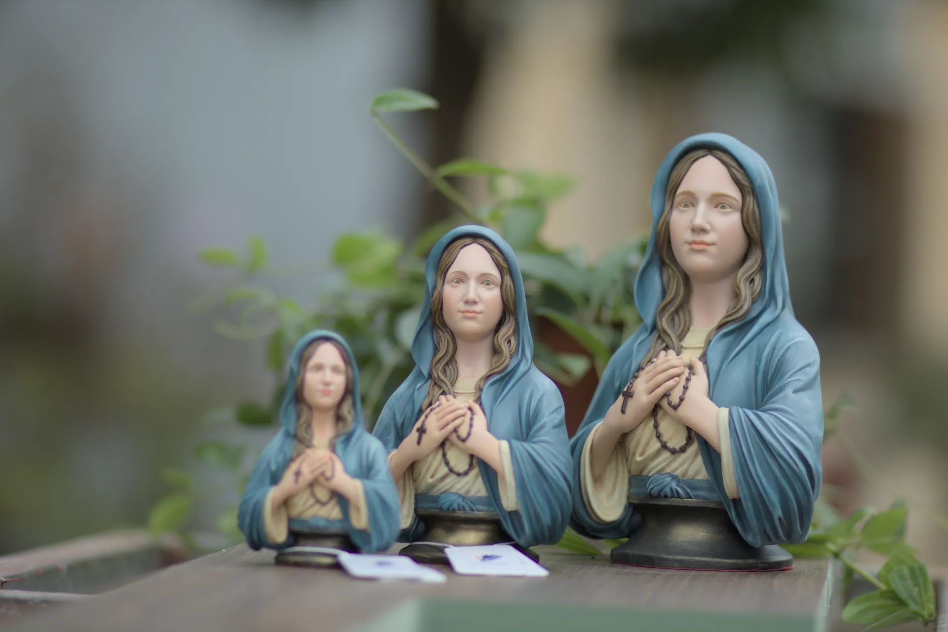 Tác phẩm có bản quyền thường minh bạch về mẫu gốc, tác giả, quy trình sáng tác và tiêu chuẩn chất lượng.