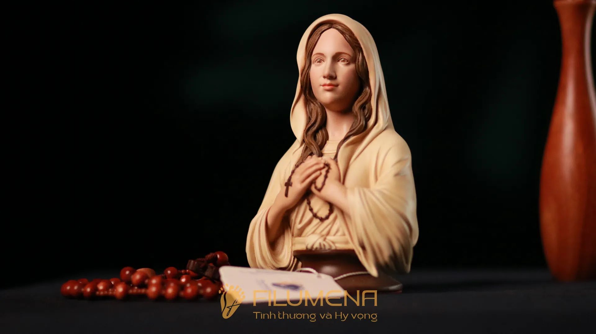 Những điểm dễ nhận ra vẽ tay: gương mặt, ánh mắt, môi, bàn tay, nếp áo và sắc độ chuyển nhẹ.