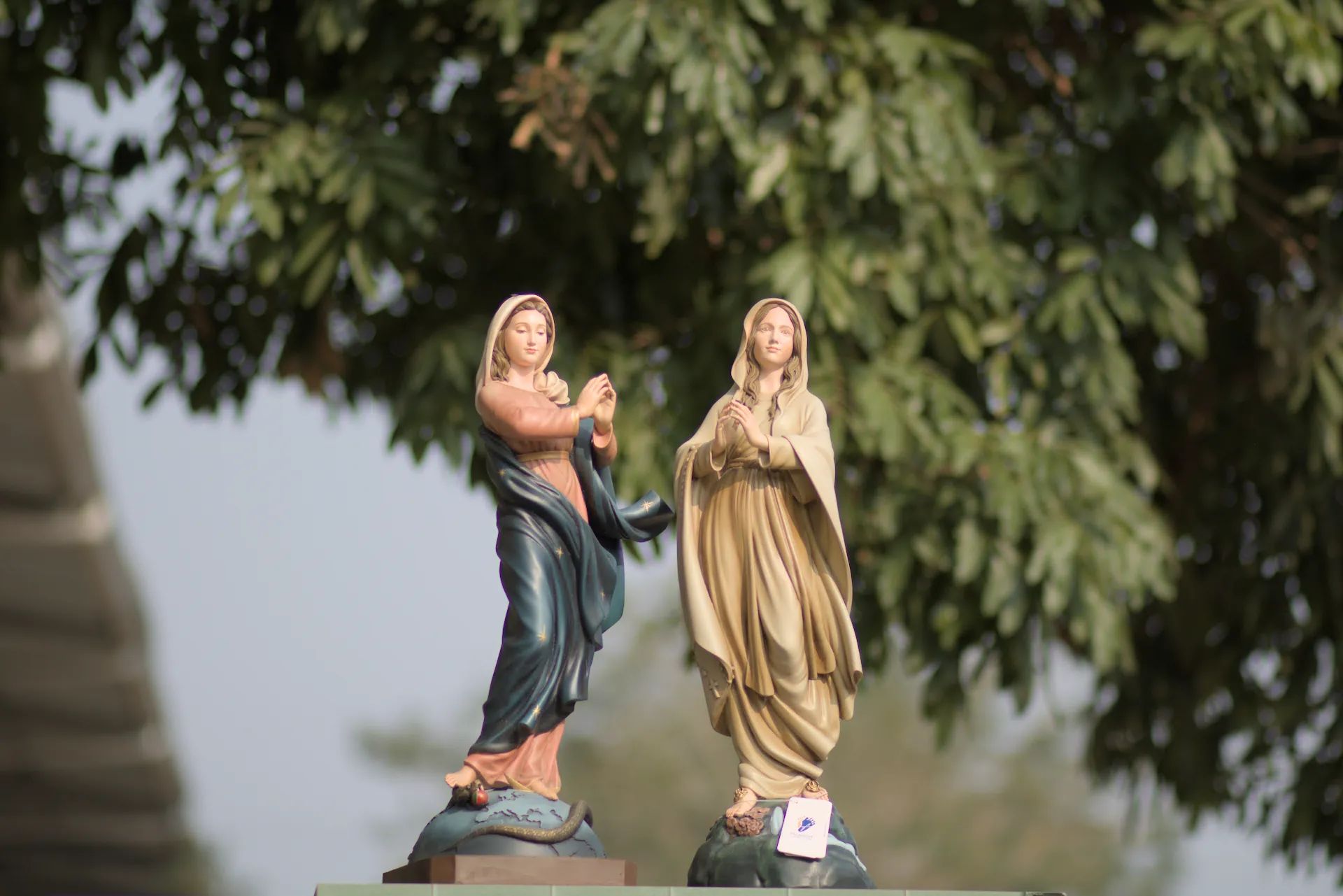 Tác phẩm có bản quyền thường minh bạch về mẫu gốc, tác giả, quy trình sáng tác và tiêu chuẩn chất lượng.