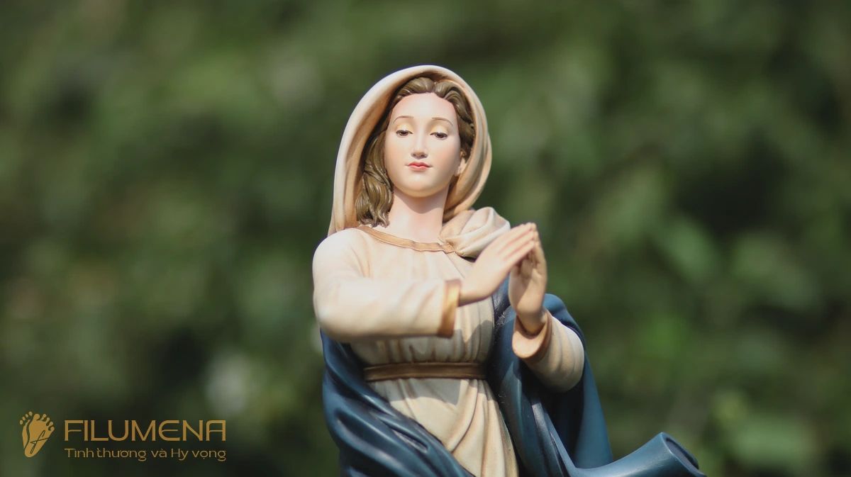 Những điểm dễ nhận ra vẽ tay: gương mặt, ánh mắt, môi, bàn tay, nếp áo và sắc độ chuyển nhẹ.