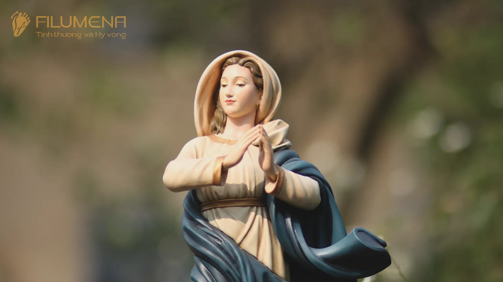 Tượng Đức Mẹ Vô Nhiễm Nguyên Tội với vầng trăng, mười hai ngôi sao và con rắn dưới chân.