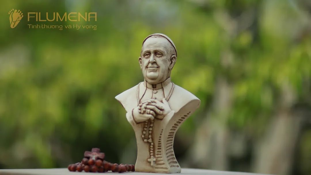 Tượng Đức Thánh Cha Phanxicô, cao 20 cm, màu M2