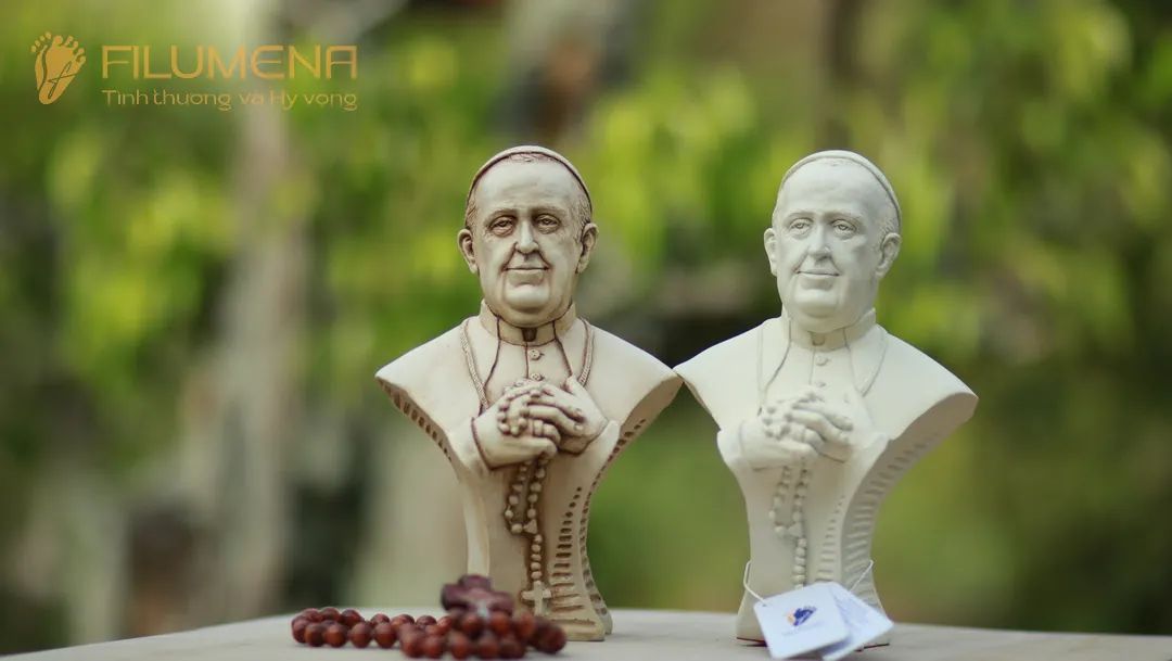 Tượng Đức Thánh Cha Phanxicô, cao 20 cm, màu M2