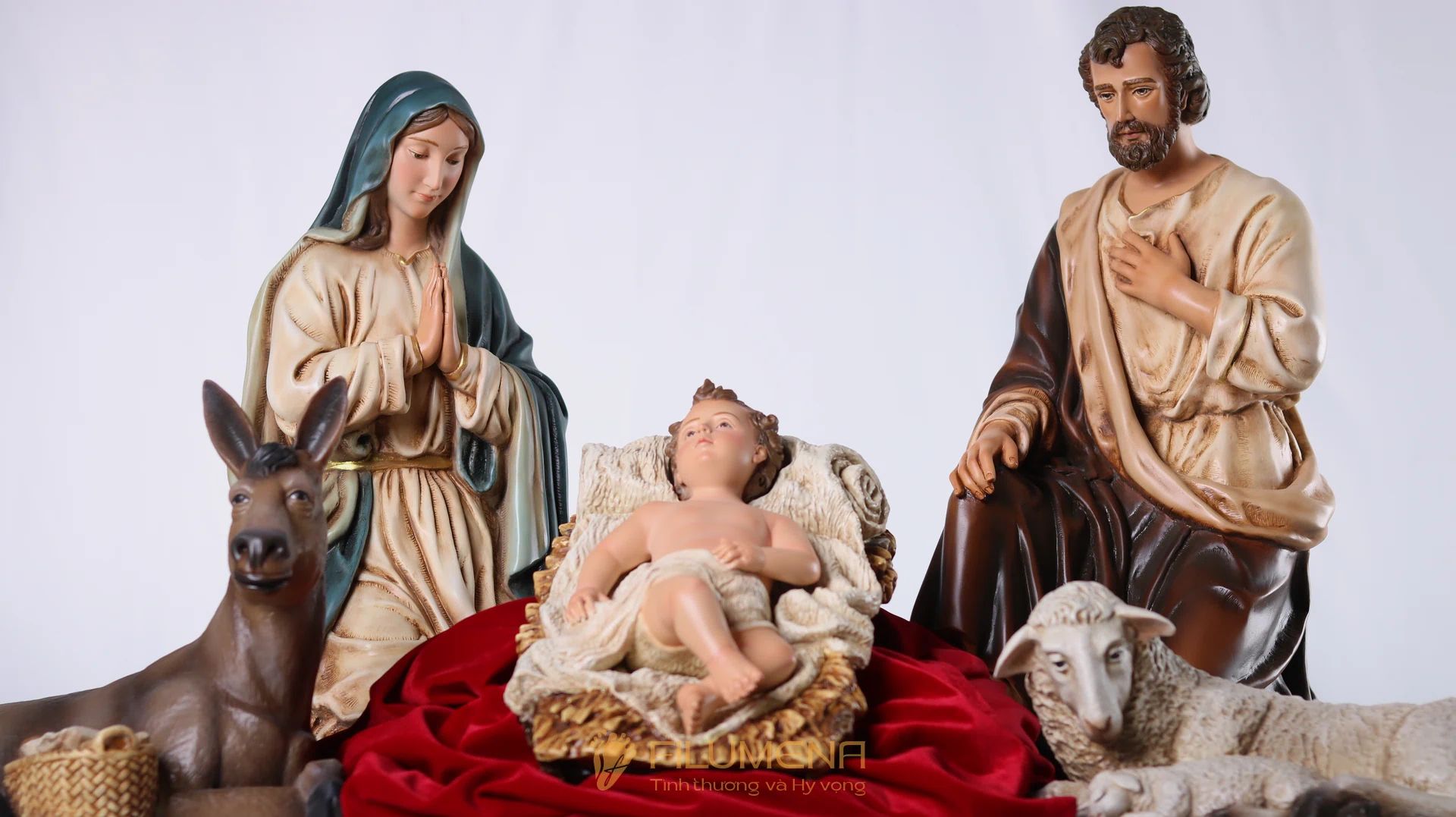 Những điểm dễ nhận ra vẽ tay: gương mặt, ánh mắt, môi, bàn tay, nếp áo và sắc độ chuyển nhẹ.