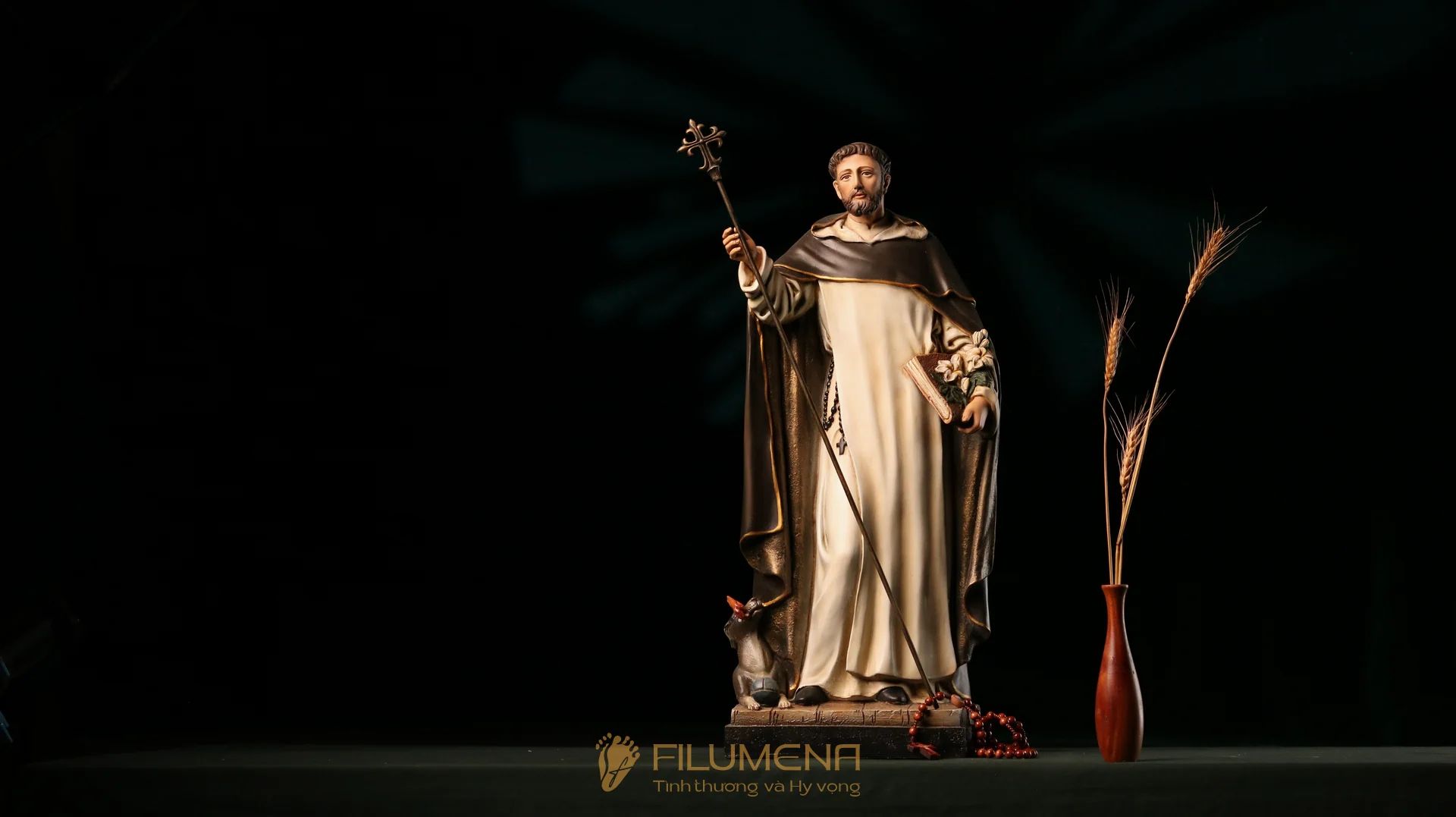 Những điểm dễ nhận ra vẽ tay: gương mặt, ánh mắt, môi, bàn tay, nếp áo và sắc độ chuyển nhẹ.