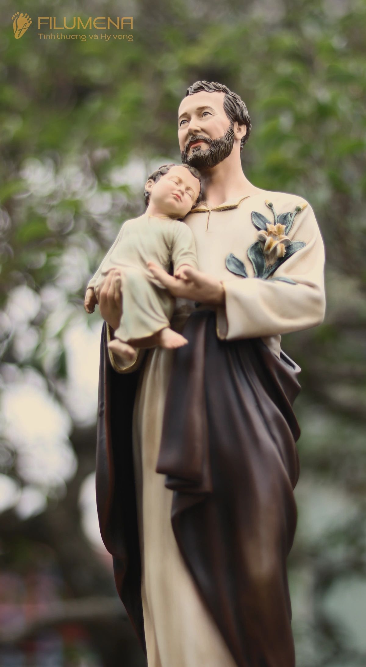 Những điểm dễ nhận ra vẽ tay: gương mặt, ánh mắt, môi, bàn tay, nếp áo và sắc độ chuyển nhẹ.