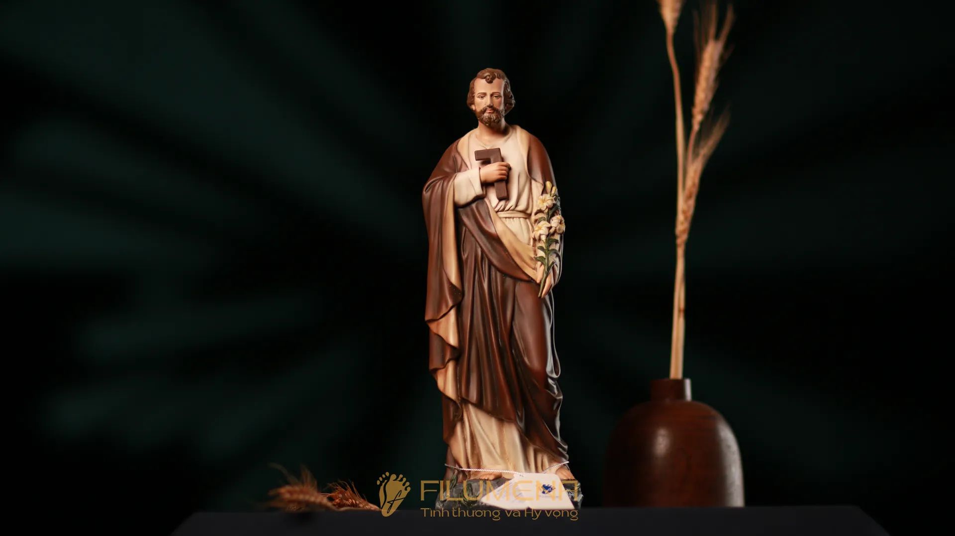 Tác phẩm có bản quyền thường minh bạch về mẫu gốc, tác giả, quy trình sáng tác và tiêu chuẩn chất lượng.